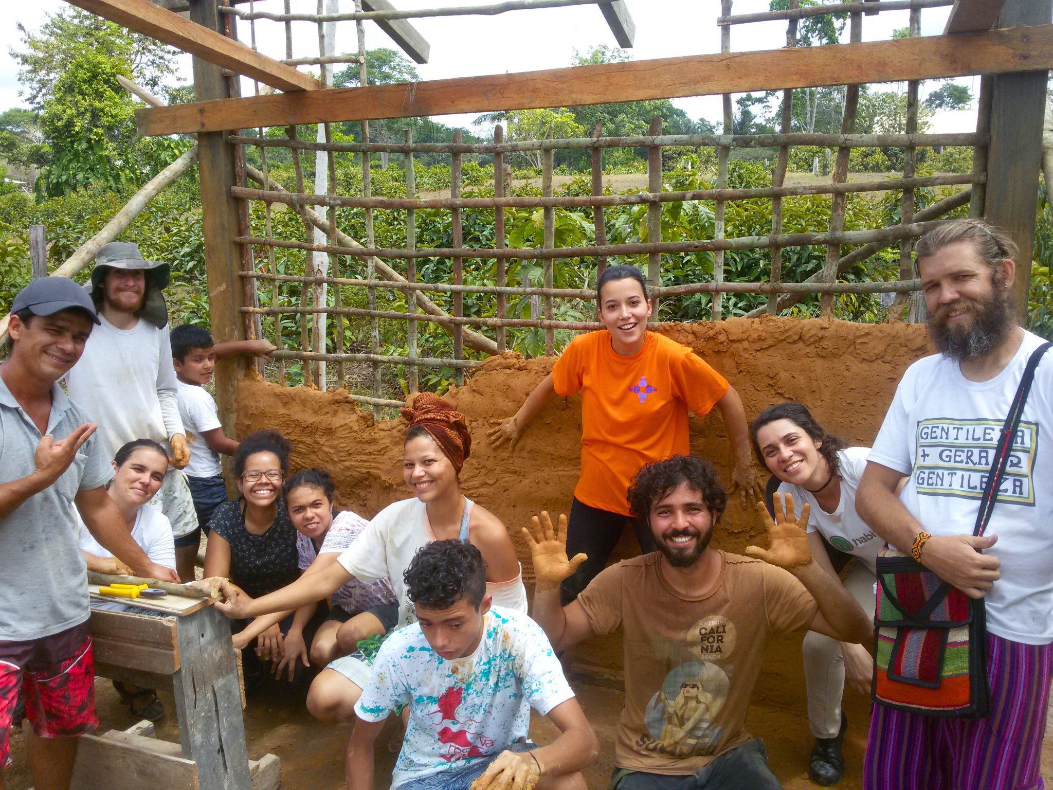 Construção ecológica com solo e madeira