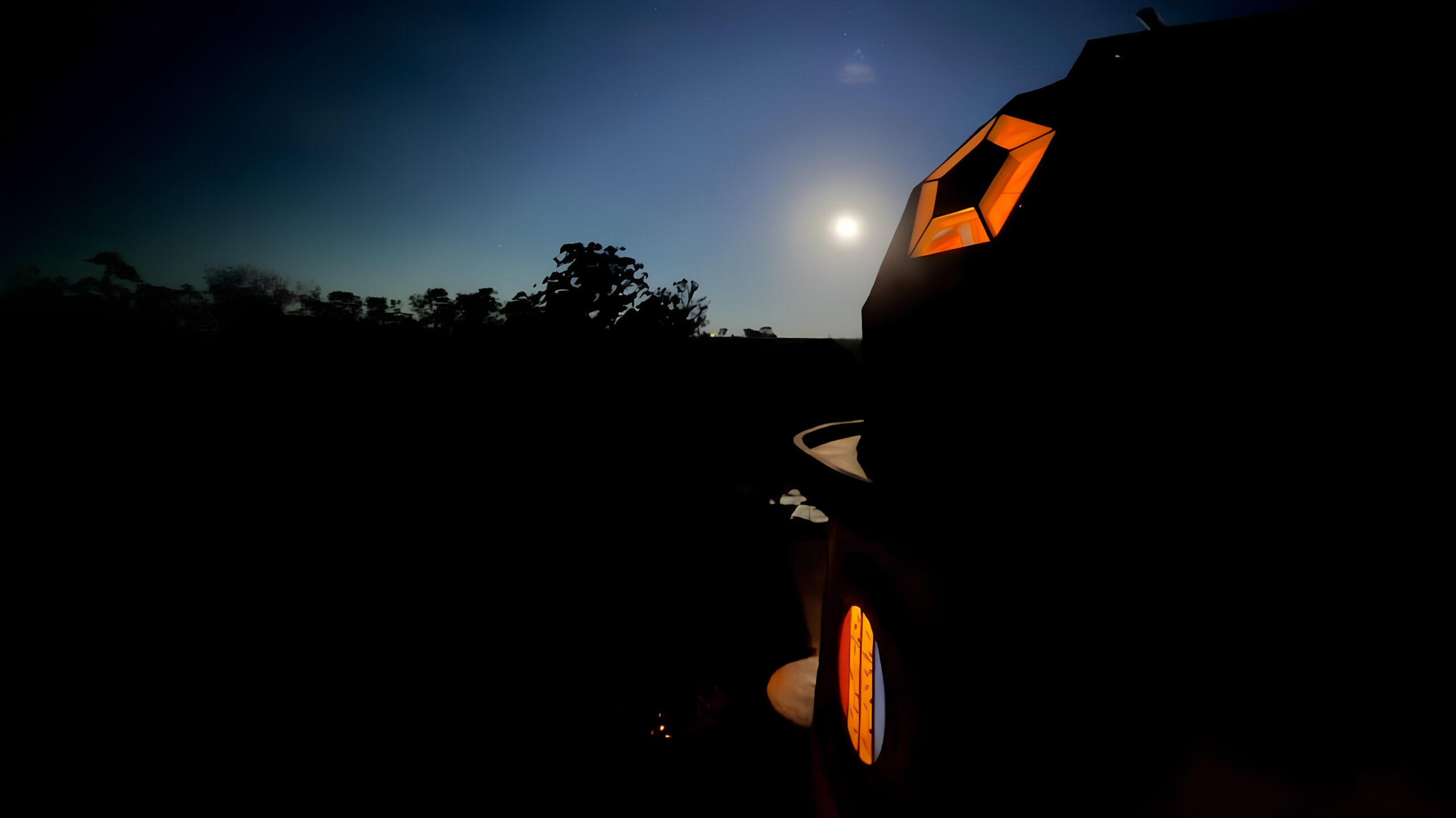Iluminação noturna interna em formato lanternim
