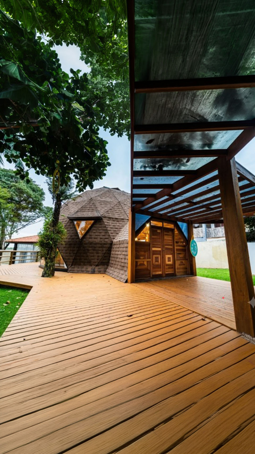 Domo Yoga Riviera exterior com deck de madeira
