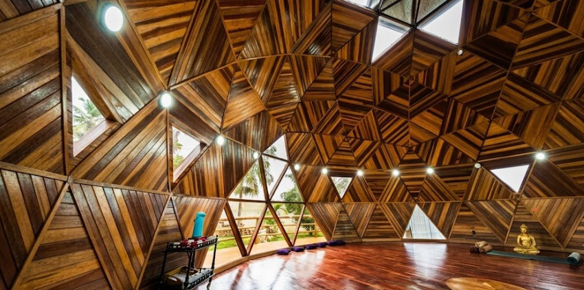 Domo Yoga Riviera interior teto de madeira mandala